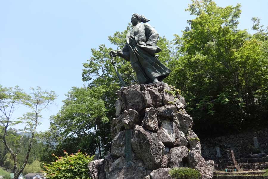 吉村虎太郎像