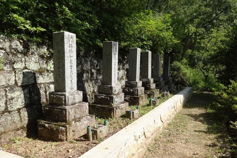 六志士の墓