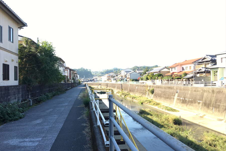 川沿いの閑静な住宅街