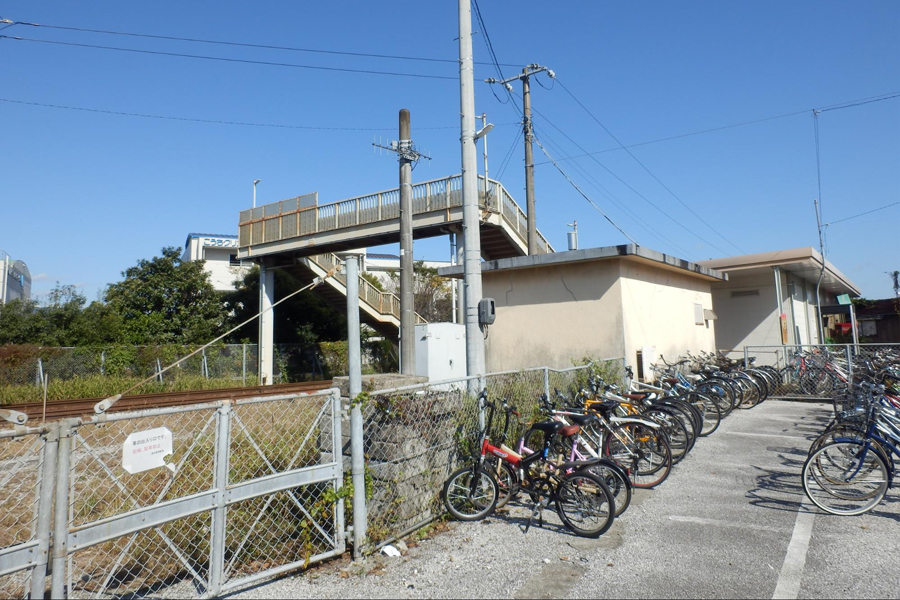 大津バイパス北側に位置するJR土佐大津駅