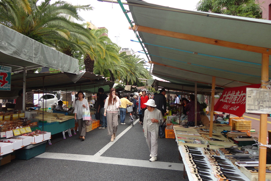 高知の街路市 高知市には全国でも珍しい曜日ごとに開かれる街路市がある